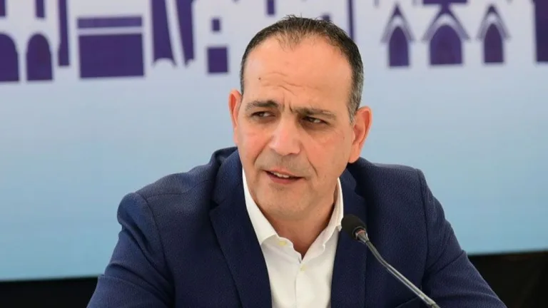 Harmancı'nın adaylık başvurusu öncesi mal varlığı beyanını açıklarken çekilmiş olabileceği bir fotoğraf