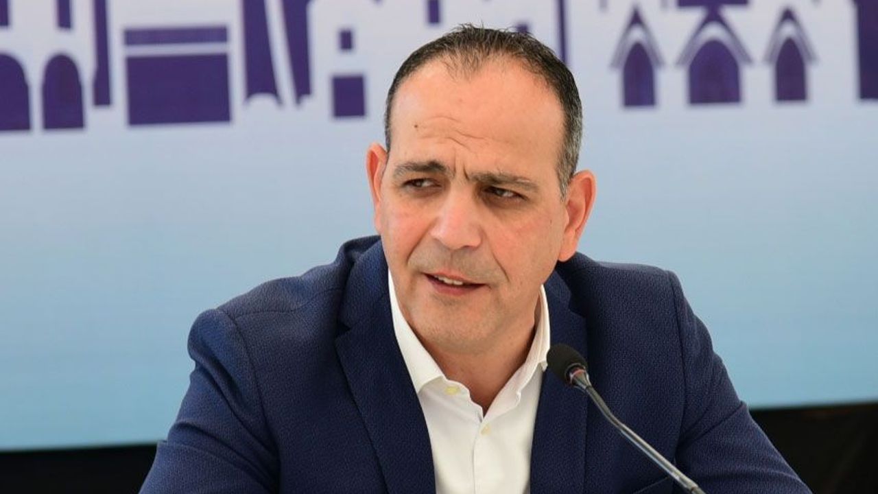 Harmancı'nın adaylık başvurusu öncesi mal varlığı beyanını açıklarken çekilmiş olabileceği bir fotoğraf