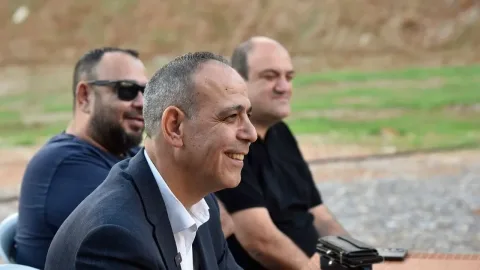 Mehmet Harmancı konuşurken Hamitköy kanalizasyon çalışmalarıyla ilgili bilgi veriyor