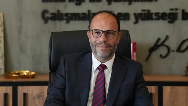 Hasan Sadıkoğlu çevresinde duran takım üyeleri, takım halinde poz veriyor