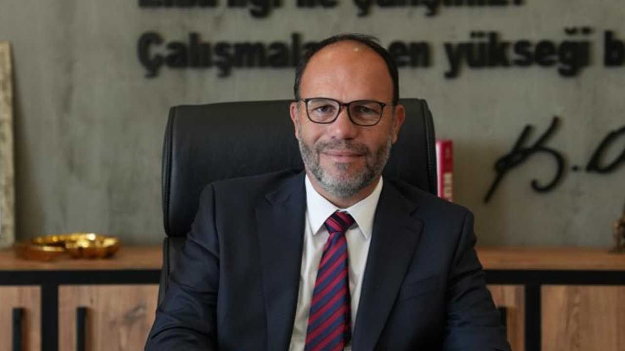 Hasan Sadıkoğlu çevresinde duran takım üyeleri, takım halinde poz veriyor