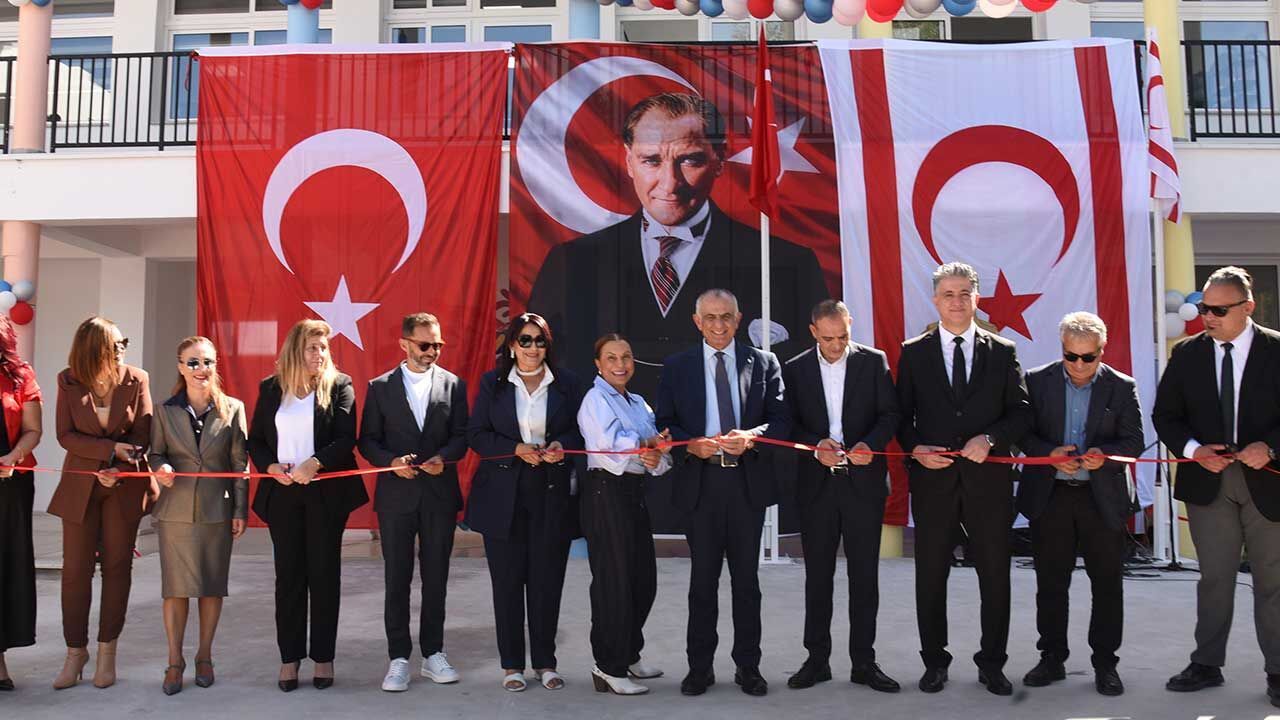 Haspolat Gülen Tüfekçi İlkokulu önünde yeni derslik binaları ve oyun parkı görüntüsü