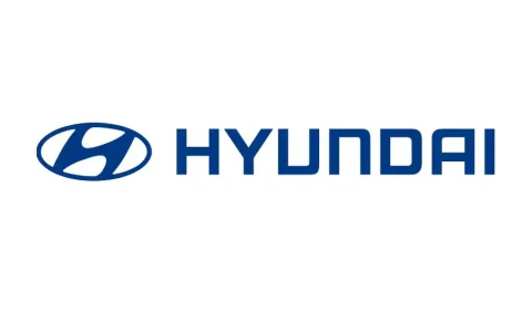 Hyundai modelinin ön üç çeyreğini gösteren, showroom veya yol ortamında çekilmiş araç fotoğrafı