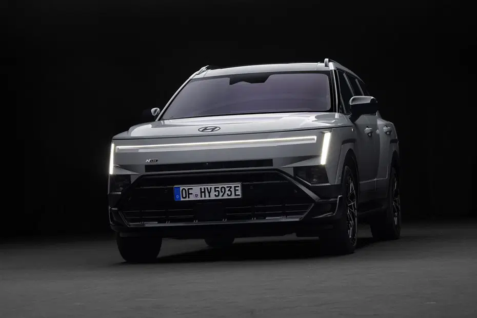 Hyundai'nin Paris'te tanıttığı yeni SUV modellerinden biri sokak sergisinde, marka logosu ve kalabalık izleyiciler görünür