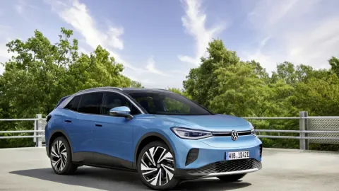 Volkswagen ID.4 elektrikli araç yan profili, geri çağırma haberine eşlik eden stok fotoğraf