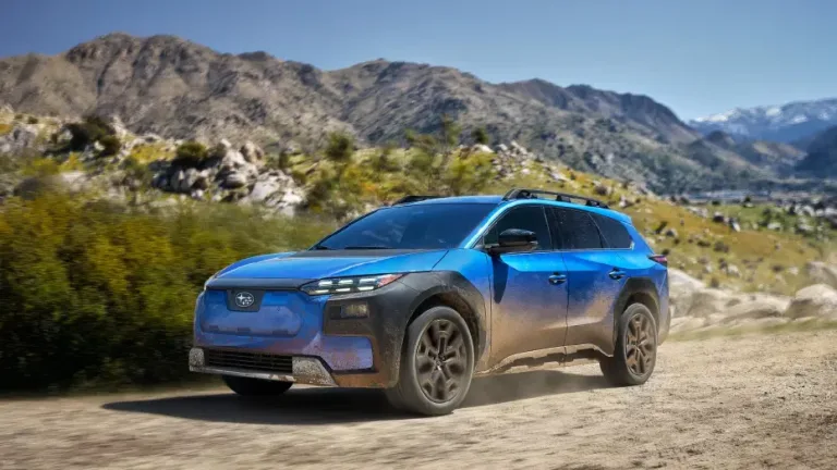 Subaru 510 beygirlik yeni elektrikli otomobil test sürüşünde, dışarıda gösteriliyor