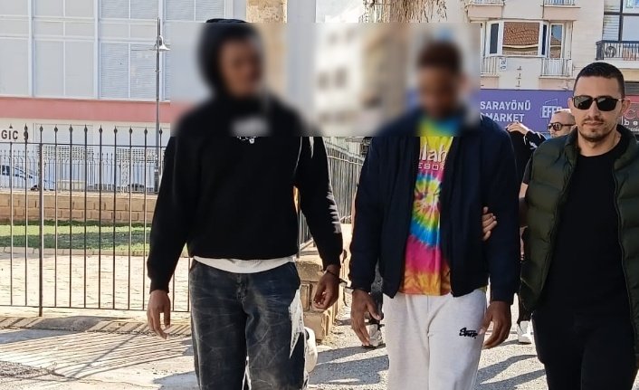 İki öğrencinin birlikte olduğu, eğitimle ilgili anı yansıtan fotoğraf