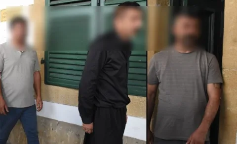 Üç kişiden ikisi salıverilmiş, biri cezaevine götürülürken görüntü