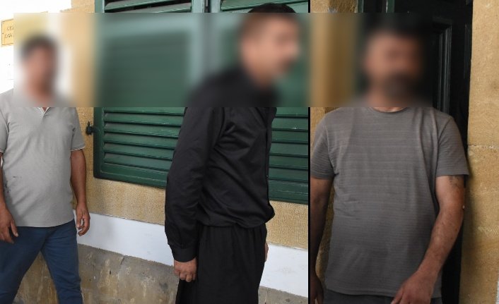 Üç kişiden ikisi salıverilmiş, biri cezaevine götürülürken görüntü