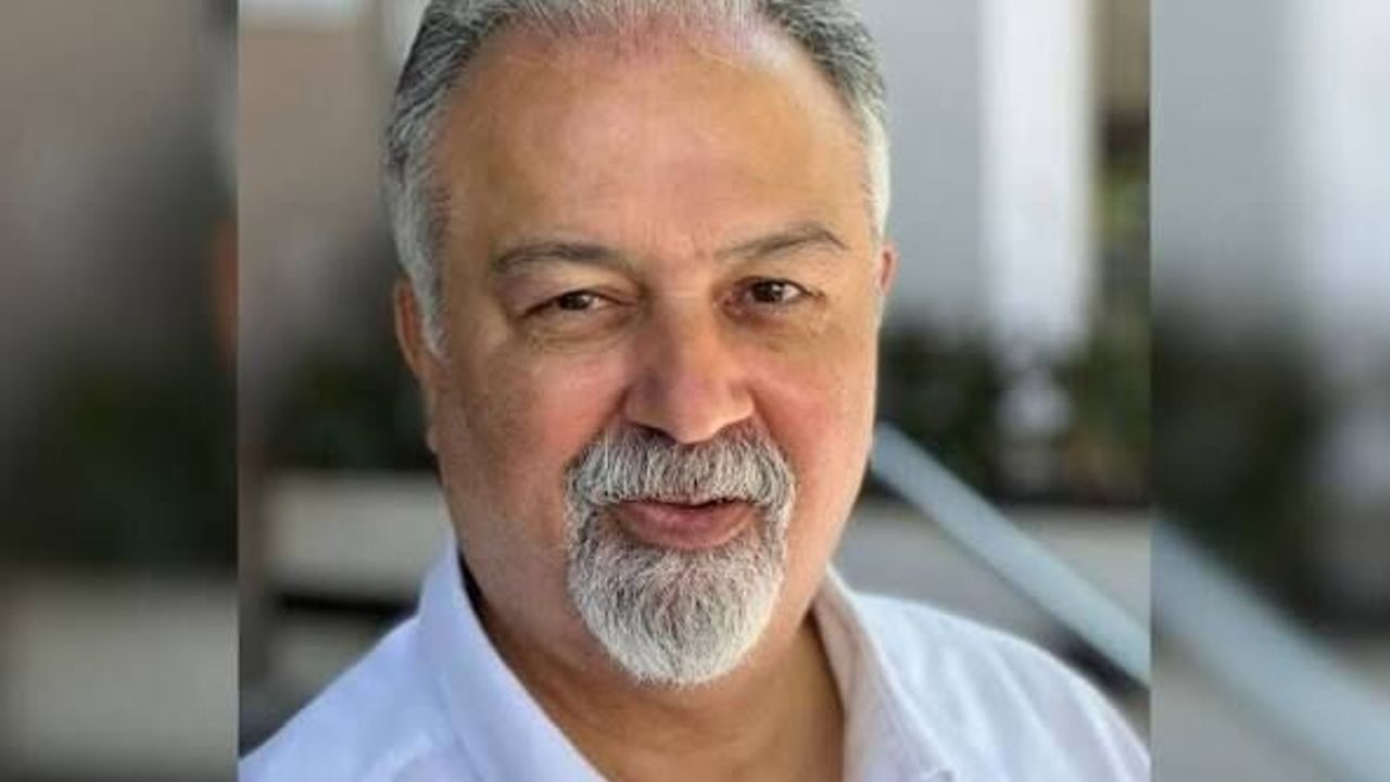 Özer Kanlı konuşurken, Kıbrıs Türk tarafının yol haritasını yeniden belirlemesi vurgulanıyor