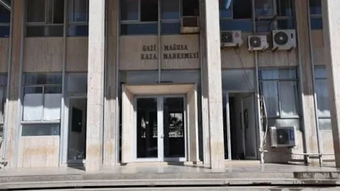 Kazayla ilgili araç ve olay yeri görünümü, güvenlik şeridi ve polis ekipleriyle birlikte
