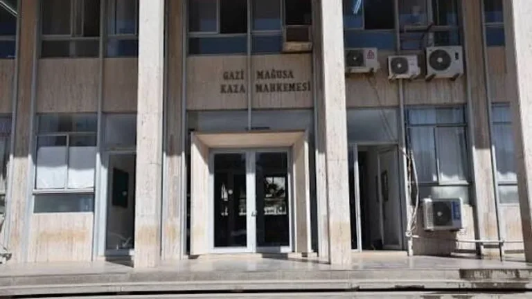 Kazayla ilgili araç ve olay yeri görünümü, güvenlik şeridi ve polis ekipleriyle birlikte