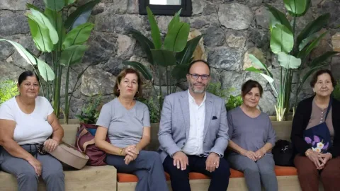 İskele’de 65 yaş üstü katılımcılara yönelik ücretsiz pilates uygulaması sırasında grup egzersizi
