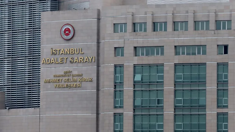 İstanbul Cumhuriyet Başsavcılığı binasının dış cephesi, giriş kısmı ve bayrak direği