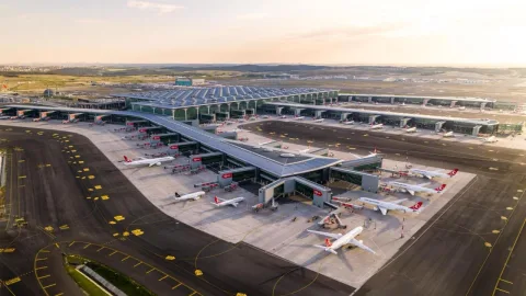 İstanbul Havalimanı terminali ve uçak pistine yaklaşan bir uçağın silueti