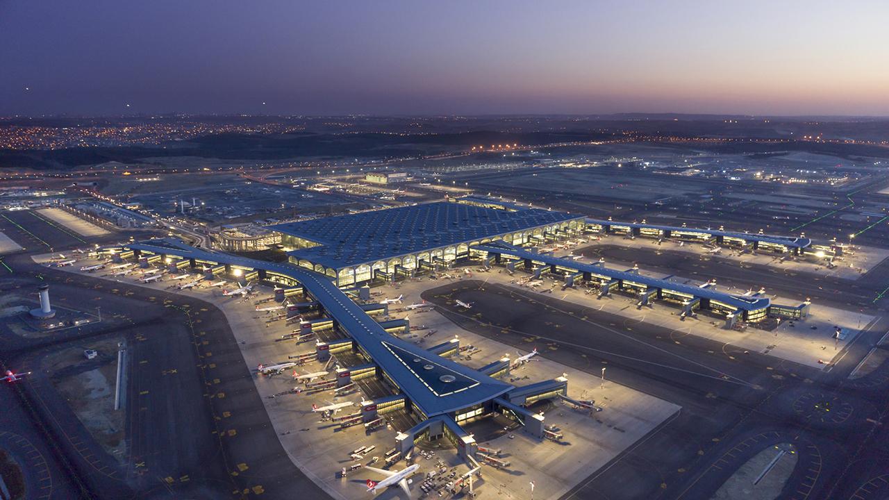İstanbul Havalimanı dış görünüşü, modern terminal ve piste bakan açı