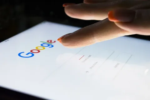 Google logosu ve Avrupa haritası arka planında yapay zeka temalı soyut bir kompozisyon