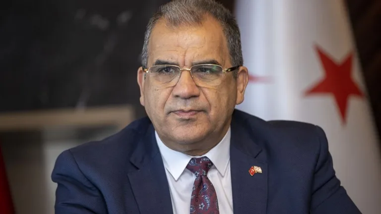 Bakan Sucuoğlu konuşma yaparken mikrofonların önünde duruyor