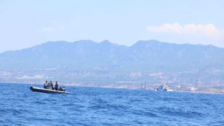 Batan gemi olayında hayatını kaybeden kişiye ait naaş çıkarılırken acılı yakınları ve kurtarma ekipleri