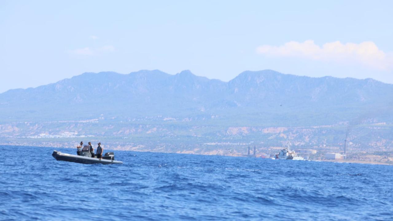 Batan gemi olayında hayatını kaybeden kişiye ait naaş çıkarılırken acılı yakınları ve kurtarma ekipleri