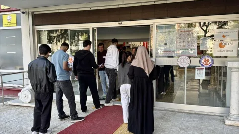 KPSS Ortaöğretim sınavına giren adaylar ve görevliler okul girişinde bekliyor