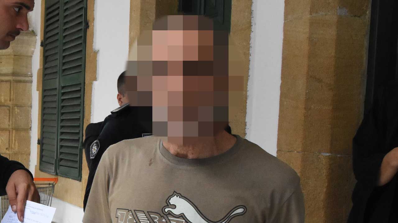Cezaevi kapısında bekleyen polis ve araçlar, soruşturma sırasında yakalanan şüphelinin çanta araması yapıldı