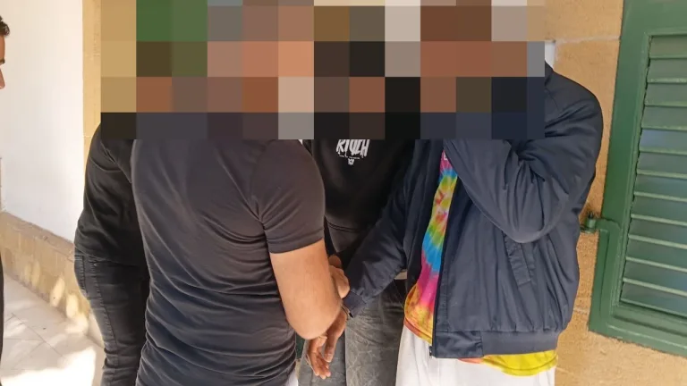 Gümrük yetkilileriyle çevrili iki zanlı, adliye önünde beklerken görüntülenmiş