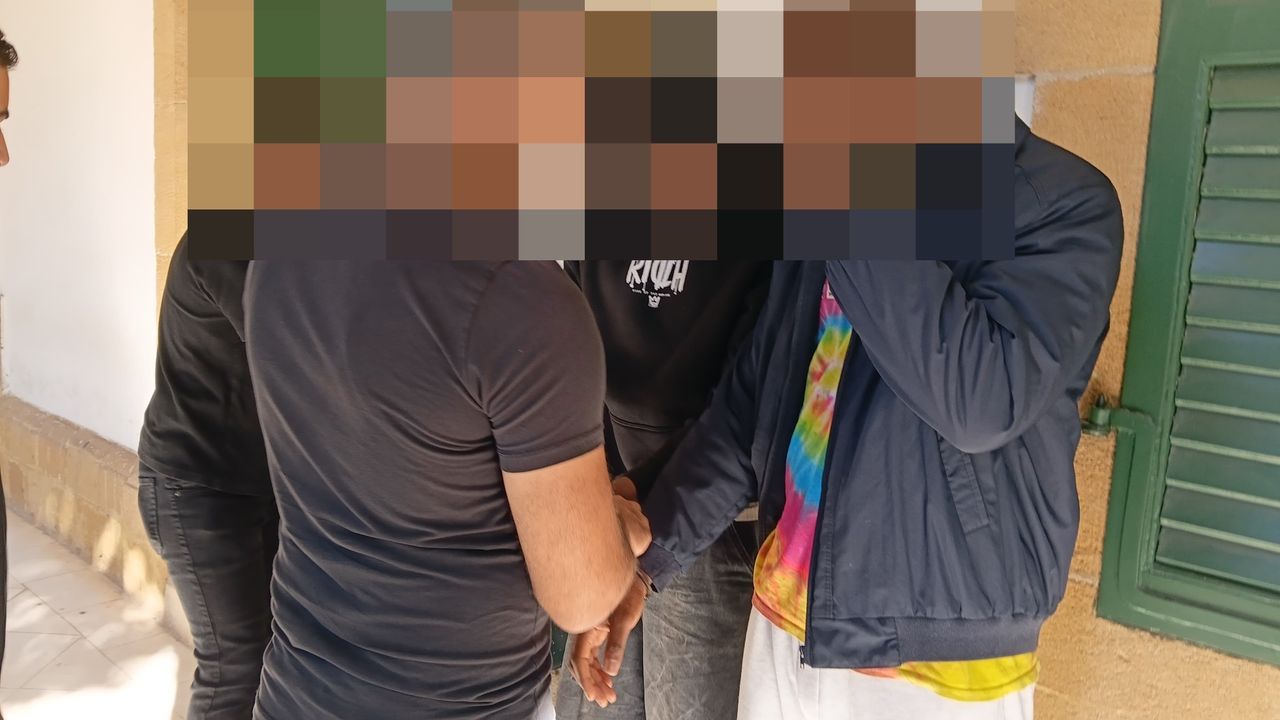 Gümrük yetkilileriyle çevrili iki zanlı, adliye önünde beklerken görüntülenmiş