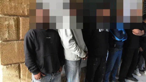 Gönyeli'de izinsiz ikametle ilgili tutuklanan 5 zanlıyı temsil eden adli süreç veya emniyet sahnesi.