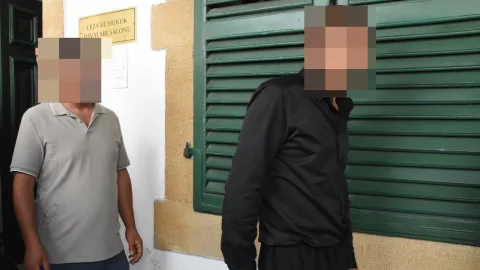 Mahkeme salonunda duruşma sırasında elleri bağlı üç zanlının adliyeye getirilişi