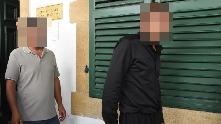 Mahkeme salonunda duruşma sırasında elleri bağlı üç zanlının adliyeye getirilişi