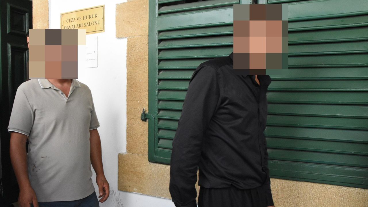 Mahkeme salonunda duruşma sırasında elleri bağlı üç zanlının adliyeye getirilişi