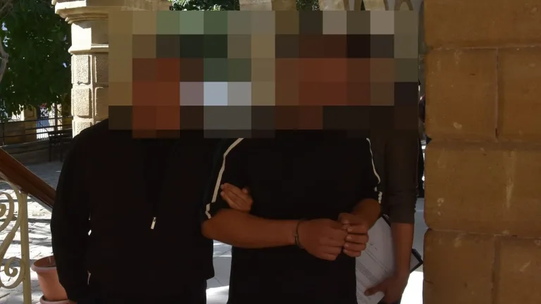 Kuyumcu tezgahı önünde polisler ve görevli kişiler, olayla ilgili görüntü oluşturan sahne