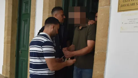 Uyuşturucu ve silah davalarıyla ilgili duruşma salonunda bekleyen kişiler veya adliye görüntüsü