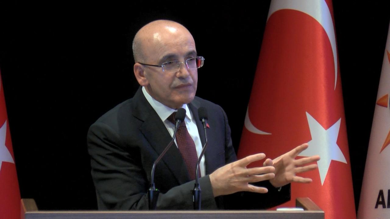 Bakan Şimşek konuşma yapıyor; mali şeffaflığa vurgu yapan bir ortam