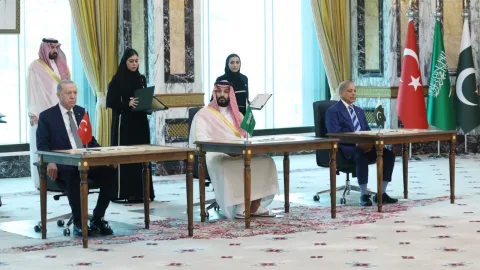 Mekke İttifak Anlaşması başlığıyla TRT Haber ekranında yayınlanan haber görseli