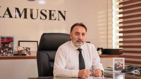 Atan konuşurken elini kaldırmış, ciddi ifadeyle halka sesleniyor