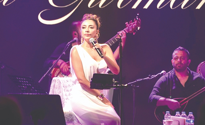 Konser sahnesinde müzisyenler ve izleyiciler arasında enerji dolu anlar