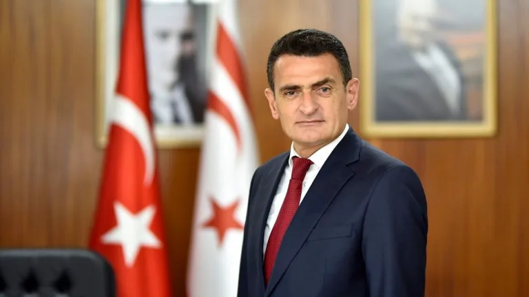 Oğuz konuşurken mikrofon ve MAKS sözcüğü vurgulanmış bir sahne