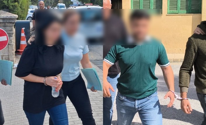 Paketleme işi yapan kişiler, masada kutular ve malzemelerle çalışıyor