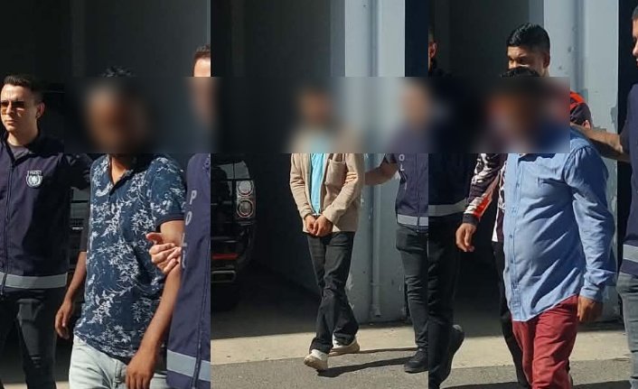 Patronun dolandırılma haberine dair belirsiz bir fotoğraf için kısa, nesnel açıklama