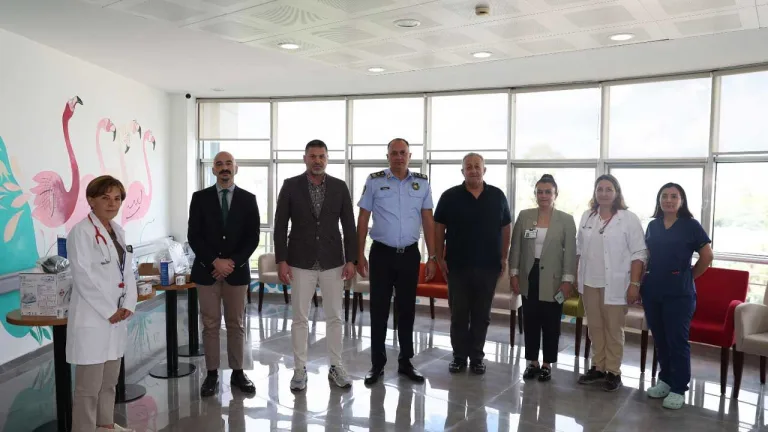 Çocuk onkoloji servisine destek veren polislerin birlik ve yardım görüntüsü