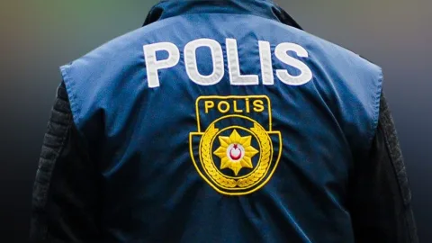 Gazimağusa’da polis aracı ve ekipler, uyuşturucu operasyonu sonrası bölgeyi denetliyor