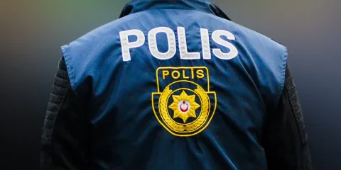 Akıncılar Yolu’nda polis operasyonu sırasında gözaltına alınan kişiler ve görevli emniyet güçleri