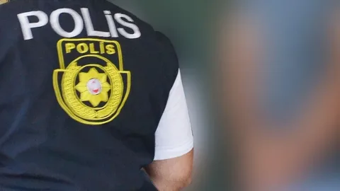 Restoranda masada kırık rakı şişesi ve gözünde bandaj olan kadın olduğu belirtilen sahne