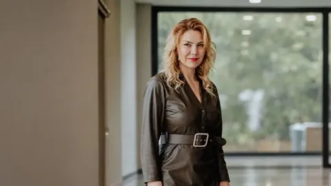 Bağcıer duygusal ifade verirken mikrofon önünde konuşuyor.