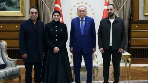 Cumhurbaşkanı Erdoğan ve Filistinli Hind Rajab'ın ailesi bir arada oturuyor; resmi kabul görüşmesi atmosferi