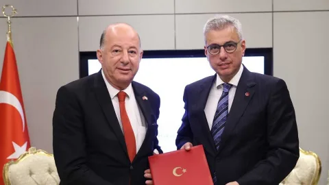 KKTC ve Türkiye temsilcilerinin sağlık iş birliği eylem planı imza töreninde masada belge ve kalemler