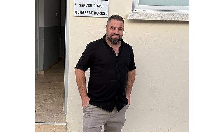 Güzellik ve tırnak teknisyenleri birliği seçiminin 5 Kasım’a ertelendiğini duyuran pankart veya ilan görüntüsü