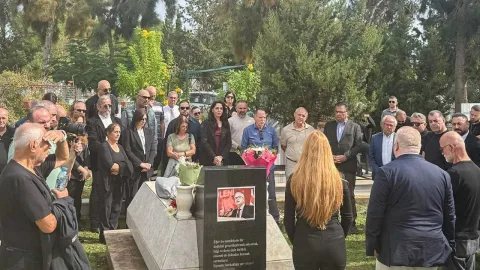 Sonay Adem’in mezarı başında çiçekler ve başsağlığı için bir araya gelenler